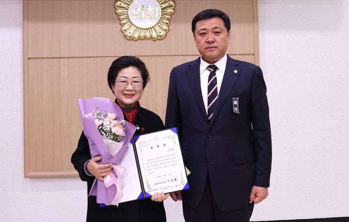 강미숙(왼쪽) 단양군의원과 이상훈 단양군의회 의장. *재판매 및 DB 금지