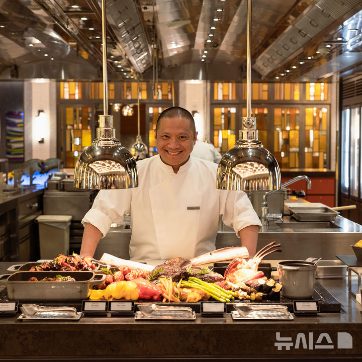 [서울=뉴시스] 제주 드림타워, 뷔페 '그랜드 키친' 김영민 총괄셰프.(사진= 롯데관광개발 제공) 