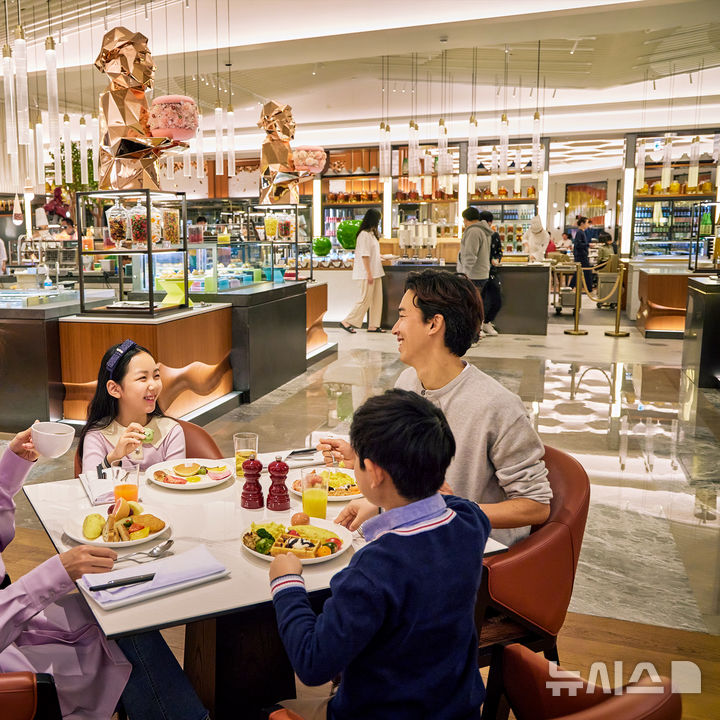 [서울=뉴시스] 제주 드림타워, 뷔페 '그랜드 키친' 김영민 총괄셰프.(사진= 롯데관광개발 제공)