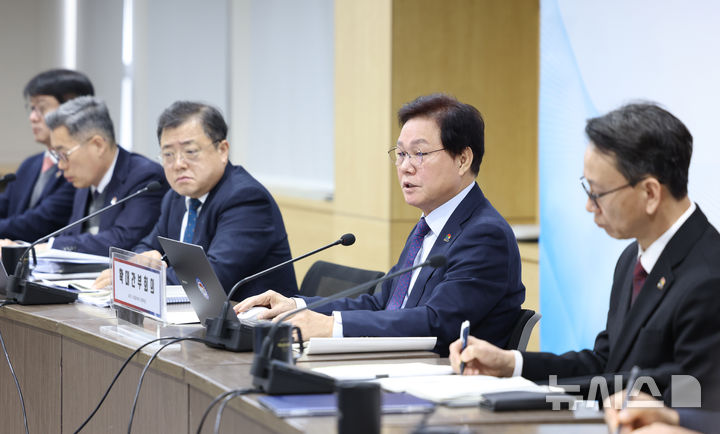 [창원=뉴시스]박완수(오른쪽서 두 번째) 경남도지사가 6일 도청 도정회의실에서 확대간부회의를 주재하고 있다.(사진=경남도 제공) 2025.01.06. photo@newsis.com