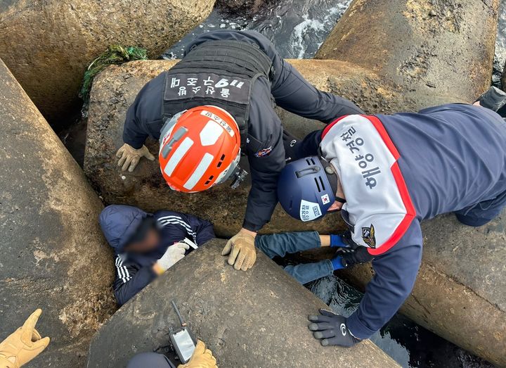 [울산=뉴시스] 6일 오후 2시32분께 울산시 동구 방어동 슬도 방파제에서 80대 A씨가 테트라포드 아래로 추락해 해경에 의해 구조되고 있다. (사진=울산해양경찰서 제공) 2025.01.06. photo@newsis.com *재판매 및 DB 금지