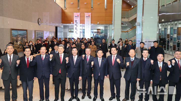 [포항=뉴시스] 송종욱 기자 = 포항시의회는 6일 신년 인사회'를 열고, '운외창천(雲外蒼天)'의 자세로 지역 발전과 시민 행복을 위한 의정활동을 펼치기로 했다. 사진은 포항시의회 '2025년 신년 인사회' 모습. (사진=포항시의회 제공) 2025.01.06. photo@newsis.com