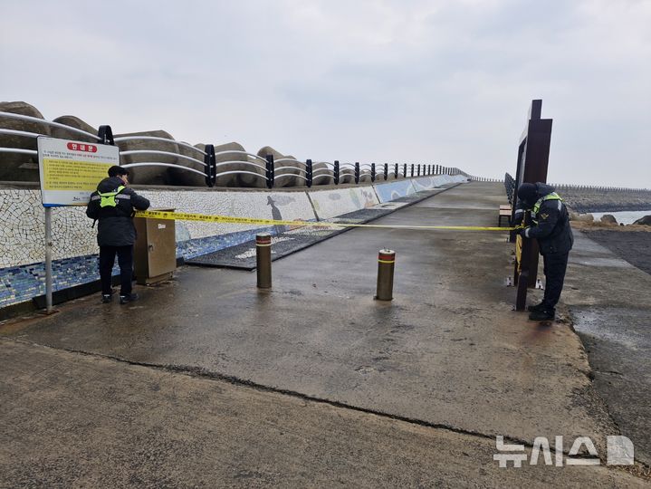 [제주=뉴시스] 제주해양경찰서가 6일 오후 기상악화로 인해 연안 안전사고 위험 예보제 주의보를 발령했다. 해경이 제주의 한 포구에서 출입 통제를 하는 모습. (사진=제주해양경찰서 제공) 2025.01.06. photo@newsis.com 