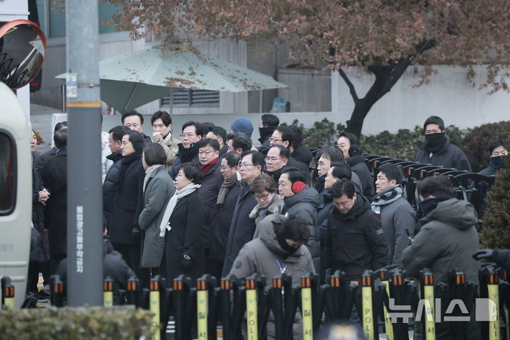 [서울=뉴시스] 정병혁 기자 = 윤석열 대통령의 체포영장 유효기간 마지막 날인 6일 서울 용산구 대통령 관저 앞에서 국민의힘 의원들이 모여 있다. 2024.01.06. jhope@newsis.com