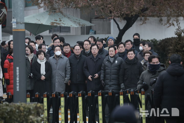 [서울=뉴시스] 정병혁 기자 = 윤석열 대통령의 체포영장 유효기간 마지막 날인 6일 서울 용산구 대통령 관저 앞에서 국민의힘 의원들이 모여 있다. 2024.01.06. jhope@newsis.com