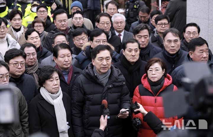 [서울=뉴시스] 정병혁 기자 = 김기현 국민의힘 의원을 비롯한 소속 의원들이 6일 서울 용산구 대통령 관저 앞에 모인 취재진에게 입장을 밝히고 있다. 2024.01.06. jhope@newsis.com