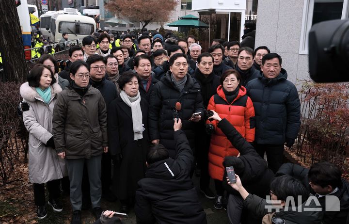 [서울=뉴시스] 정병혁 기자 = 김기현 국민의힘 의원을 비롯한 소속 의원들이 6일 서울 용산구 대통령 관저 앞에 모인 취재진에게 입장을 밝히고 있다. 2024.01.06. jhope@newsis.com