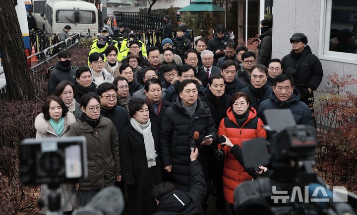 [서울=뉴시스] 정병혁 기자 = 김기현 국민의힘 의원을 비롯한 소속 의원들이 6일 서울 용산구 대통령 관저 앞에 모인 취재진에게 입장을 밝히고 있다. 2024.01.06. jhope@newsis.com