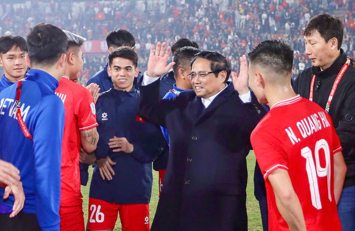 [서울=뉴시스] 김상식 감독이 이끄는 베트남 축구대표팀이 5일(한국시각) 태국 방콕 라자망갈라 스타디움에서 열린 태국과의 2024 미쓰비시컵 결승 2차전에서 3-2로 승리했다. 이로써 지난 2일 결승 1차전에서 2-1로 이긴 베트남은 1, 2차전 합계 5-3으로 승리해 미쓰비시컵 정상에 올랐다. 팜 민 찐 베트남 총리가 선수들을 격려하고 있다. (사진=베트남축구협회 홈페이지 캡쳐) 2025.01.06. photo@newsis.com *재판매 및 DB 금지