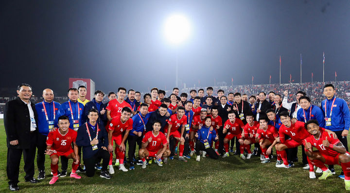 [서울=뉴시스] 김상식 감독이 이끄는 베트남 축구대표팀이 5일(한국시각) 태국 방콕 라자망갈라 스타디움에서 열린 태국과의 2024 미쓰비시컵 결승 2차전에서 3-2로 승리했다. 이로써 지난 2일 결승 1차전에서 2-1로 이긴 베트남은 1, 2차전 합계 5-3으로 승리해 미쓰비시컵 정상에 올랐다. 팜 민 찐 베트남 총리가 선수들과 기념촬영 하고 있다. (사진=베트남축구협회 홈페이지 캡쳐) 2025.01.06. photo@newsis.com *재판매 및 DB 금지