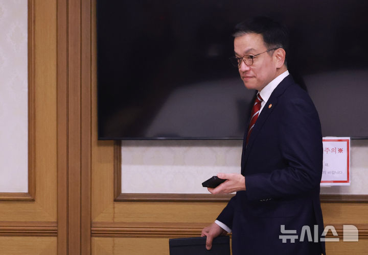 (Seoul = Newsis) Reporter Choi Jin-seok = Acting President Choi Sang-mok, Deputy Prime Minister and Minister of Strategy and Finance is attending a meeting on external economic issues held at the Seoul Government Complex on the 6th. (Presidential Office Photojournalist Group) 2025.01.06. myjs@newsis.com