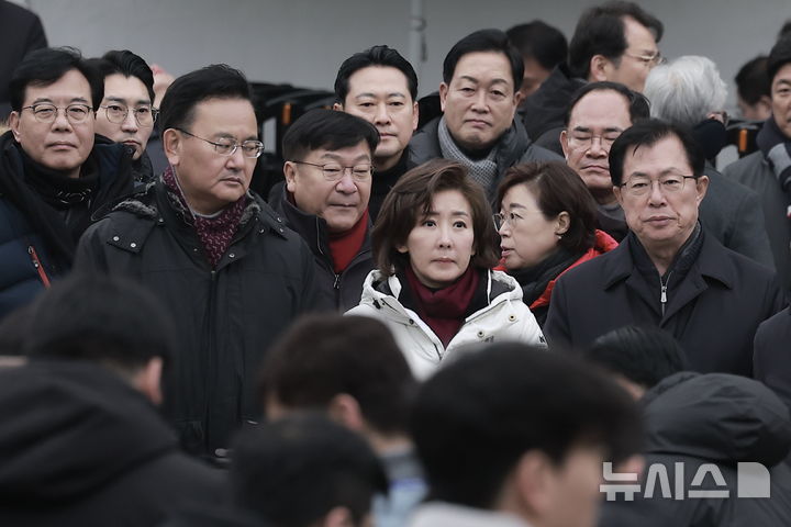 [서울=뉴시스] 정병혁 기자 = 나경원 국민의힘의원이 6일 서울 용산구 대통령 관저를찾아 국민의힘 의원들과 대화를 나누고 있다. 2024.01.06. jhope@newsis.com