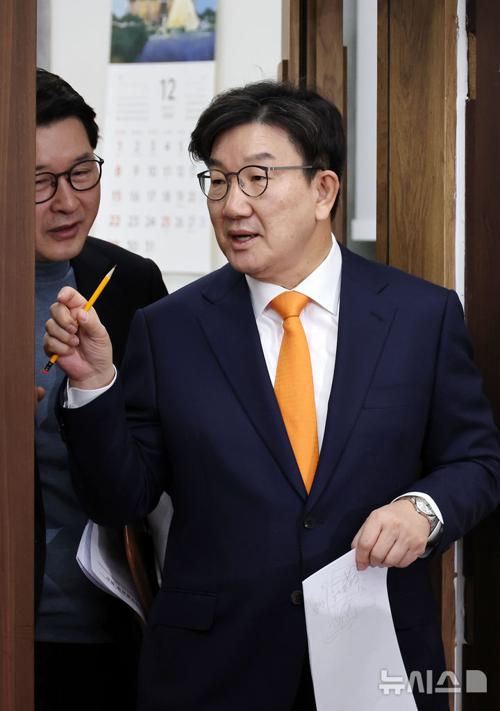 [서울=뉴시스] 조성우 기자 = 권성동(오른쪽) 국민의힘 원내대표가 6일 오전 서울 여의도 국회에서 열린 비상대책위원회의에 참석하며 신동욱 수석대변인과 대화하고 있다. 2025.01.06. xconfind@newsis.com