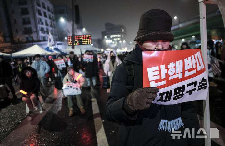 [서울=뉴시스] 정병혁 기자 = 윤석열 대통령의 체포영장 유효기간 마지막 날인 6일 서울 용산구 대통령 관저 인근에서 열린 윤석열 대통령 탄핵 기각 촉구 집회 참가자들이 피켓을 들고 있다. 2025.01.06. jhope@newsis.com