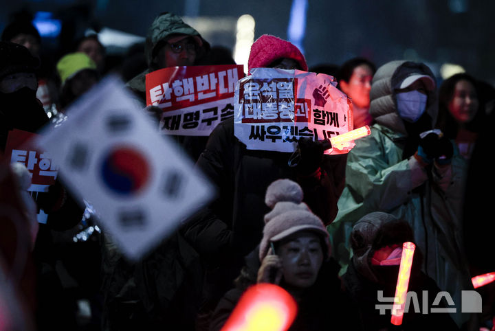 [서울=뉴시스] 정병혁 기자 = 윤석열 대통령의 체포영장 유효기간 마지막 날인 지난 6일 서울 용산구 대통령 관저 인근에서 열린 윤석열 대통령 탄핵 기각 촉구 집회 참가자들이 피켓을 들고 있다. 2025.01.06. jhope@newsis.com