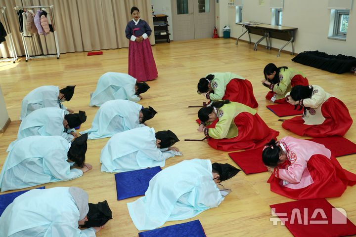 [부산=뉴시스] 하경민 기자 = '초등학생 겨울방학 전통문화 체험교실'이 열린 6일 오전 부산 동래구 충렬사 안락서원 교육회관에서 초등생들이 한복을 곱게 차려입고 전통 예절을 배우고 있다. 초등학생 20여 명이 참가한 이번 체험교실에서는 서당 체험과 민요 배우기, 민속놀이 체험 등을 오는 10일까지 진행한다. 2025.01.06. yulnetphoto@newsis.com