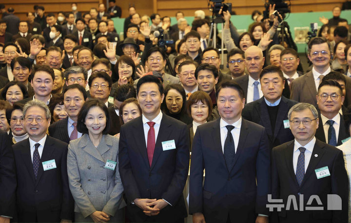 [서울=뉴시스] 김근수 기자 = 오세훈 서울시장과 최태원 서울상공회의소 회장을 비롯한 참석자들이 6일 서울 중구 대한상공회의소에서 열린 2025 서울시 신년인사회에서 기념촬영을 하고 있다. 2025.01.06. ks@newsis.com