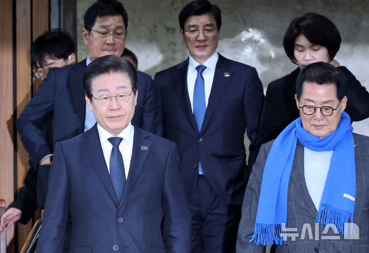 [서울=뉴시스] 조성우 기자 = 이재명(앞줄 왼쪽) 더불어민주당 대표가 6일 오전 서울 여의도 국회에서 열린 중진의원 간담회에 참석하고 있다. 2025.01.06. xconfind@newsis.com