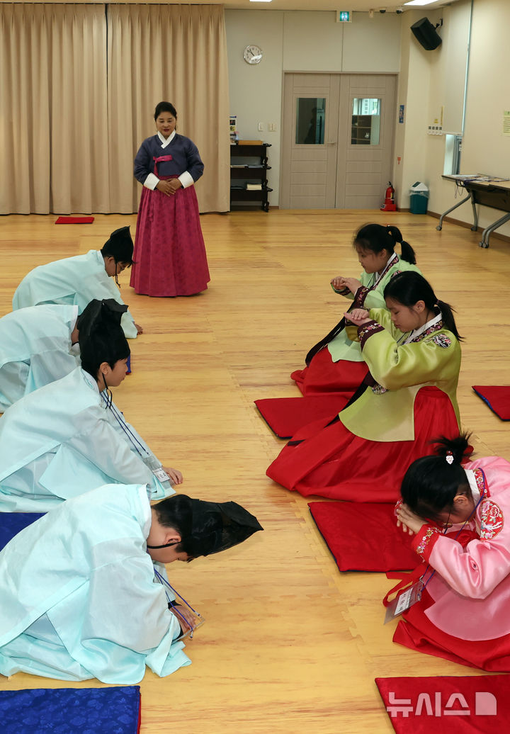 [부산=뉴시스] 하경민 기자 = '초등학생 겨울방학 전통문화 체험교실'이 열린 6일 오전 부산 동래구 충렬사 안락서원 교육회관에서 초등생들이 한복을 곱게 차려입고 전통 예절을 배우고 있다. 초등학생 20여 명이 참가한 이번 체험교실에서는 서당 체험과 민요 배우기, 민속놀이 체험 등을 오는 10일까지 진행한다. 2025.01.06. yulnetphoto@newsis.com