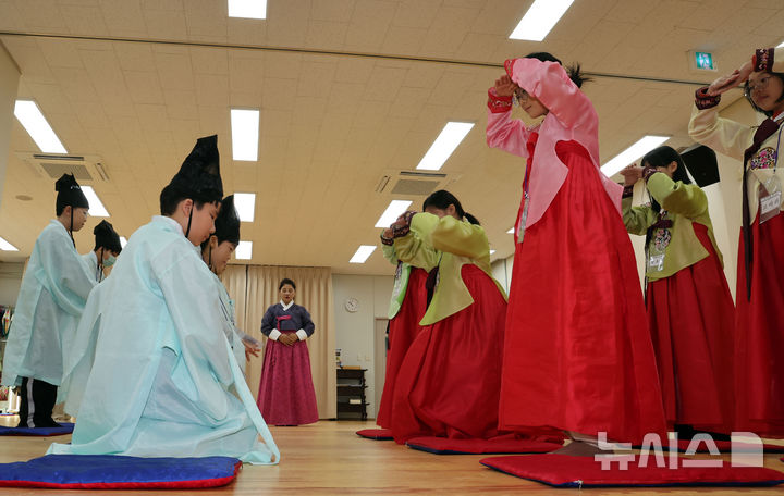 [부산=뉴시스] 하경민 기자 = '초등학생 겨울방학 전통문화 체험교실'이 열린 6일 오전 부산 동래구 충렬사 안락서원 교육회관에서 초등생들이 한복을 곱게 차려입고 전통 예절을 배우고 있다. 초등학생 20여 명이 참가한 이번 체험교실에서는 서당 체험과 민요 배우기, 민속놀이 체험 등을 오는 10일까지 진행한다. 2025.01.06. yulnetphoto@newsis.com