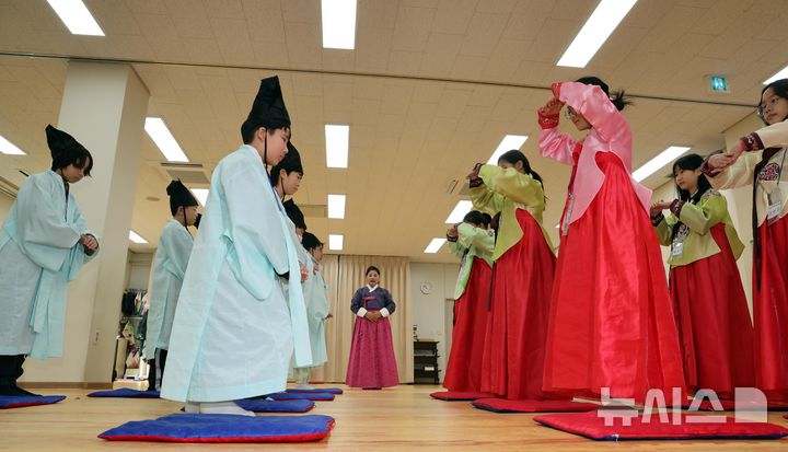 [부산=뉴시스] 하경민 기자 = '초등학생 겨울방학 전통문화 체험교실'이 열린 6일 오전 부산 동래구 충렬사 안락서원 교육회관에서 초등생들이 한복을 곱게 차려입고 전통 예절을 배우고 있다. 초등학생 20여 명이 참가한 이번 체험교실에서는 서당 체험과 민요 배우기, 민속놀이 체험 등을 오는 10일까지 진행한다. 2025.01.06. yulnetphoto@newsis.com