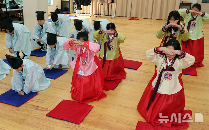 [부산=뉴시스] 하경민 기자 = '초등학생 겨울방학 전통문화 체험교실'이 열린 6일 오전 부산 동래구 충렬사 안락서원 교육회관에서 초등생들이 한복을 곱게 차려입고 전통 예절을 배우고 있다. 초등학생 20여 명이 참가한 이번 체험교실에서는 서당 체험과 민요 배우기, 민속놀이 체험 등을 오는 10일까지 진행한다. 2025.01.06. yulnetphoto@newsis.com