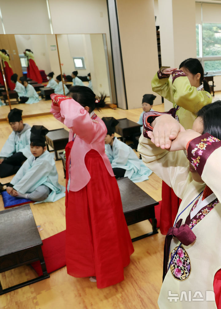 [부산=뉴시스] 하경민 기자 = '초등학생 겨울방학 전통문화 체험교실'이 열린 6일 오전 부산 동래구 충렬사 안락서원 교육회관에서 초등생들이 한복을 곱게 차려입고 전통 예절을 배우고 있다. 초등학생 20여 명이 참가한 이번 체험교실에서는 서당 체험과 민요 배우기, 민속놀이 체험 등을 오는 10일까지 진행한다. 2025.01.06. yulnetphoto@newsis.com