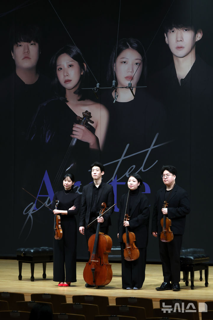 [서울=뉴시스] 박진희 기자 = 금호아트홀 상주음악가 '아레테 콰르텟(Arete Quartet)'가 6일 서울 서대문구 금호아트홀 연세에서 기자간담회를 하고 있다. 바이올린 전채안, 박은중, 비올라 장윤선, 첼로 박성현으로 구성된 젊은 현악 사중주단 아레테 콰르텟은 '아레테'의 의미가 고대 그리스어로 '참된 목적'이나 '개인의 잠재된 가능성의 실현과 관계된 최상의 우수함'을 일컫는 것처럼 음악의 본질을 갈고 닦아 최선이 음악을 선보이는 것을 목적으로 한다. 2025.01.06. pak7130@newsis.com