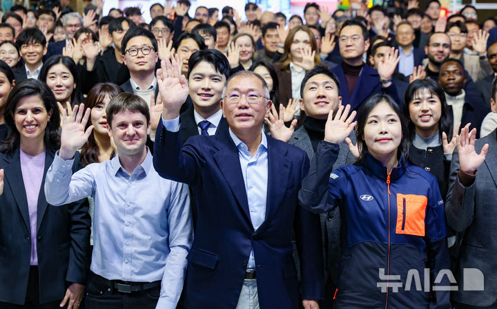 [고양=뉴시스] 황준선 기자 = 정의선(가운데) 현대자동차그룹 회장을 비롯한 임직원들이 6일 경기 고양시 현대 모터스튜디오 고양에서 열린 2025 현대자동차그룹 신년회에서 기념촬영을 하고 있다. 2025.01.06 hwang@newsis.com