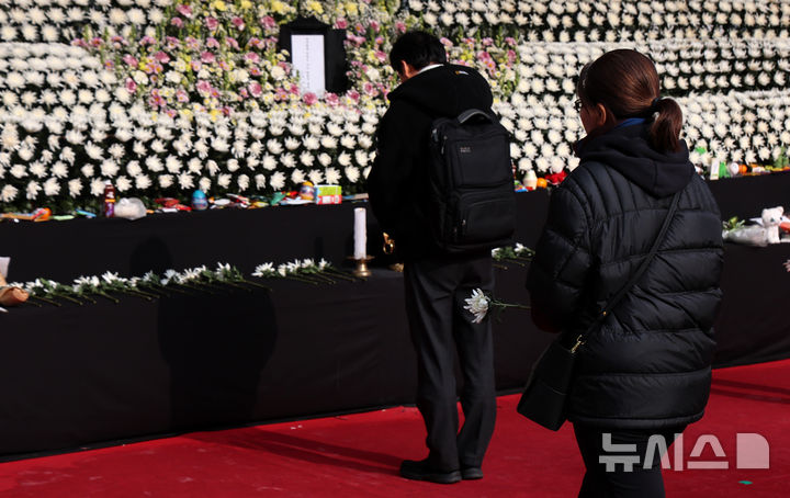 [서울=뉴시스] 이영환 기자 = 6일 오전 서울 중구 서울시청 앞에 마련된 제주항공 여객기 사고 희생자 합동분향소를 찾은 조문객들이 조문을 하고 있다. 2025.01.06. 20hwan@newsis.com