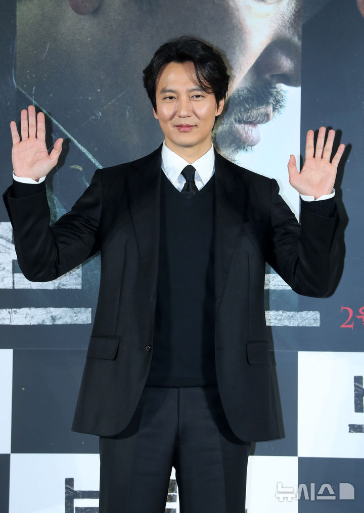 [서울=뉴시스] 김혜진 기자 = 배우 김남길이 6일 오전 서울 광진구 자양동 롯데시네마 건대입구점에서 열린 영화 '브로큰' 제작보고회에서 포즈를 취하고 있다. 2025.01.06. jini@newsis.com