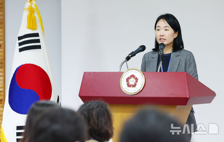 [서울=뉴시스] 전신 기자 = 천재현 헌법재판소 공보관이 6일 서울 종로구 헌법재판소 별관에서 정례 브리핑을 하고 있다. 2025.01.06. photo1006@newsis.com