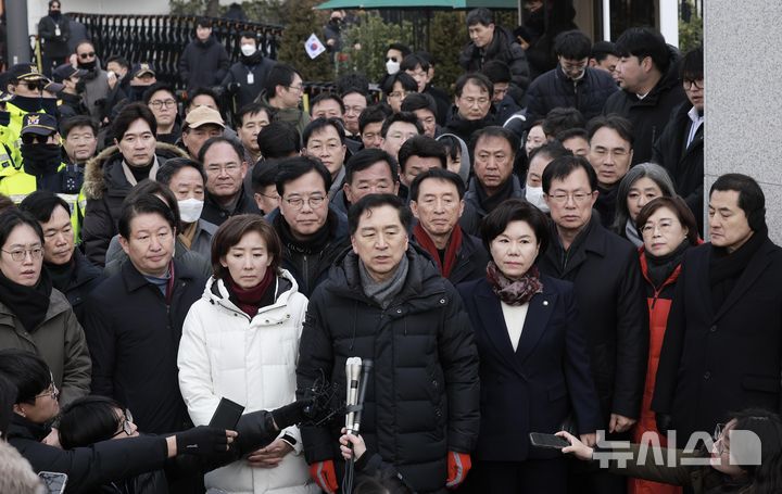 [서울=뉴시스] 정병혁 기자 = 김기현 국민의힘 의원을 비롯한 소속 의원들이 6일 서울 용산구 대통령 관저 앞에 모인 취재진에게 입장을 밝히고 있다. 2024.01.06. jhope@newsis.com