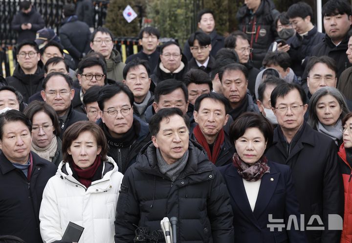 [서울=뉴시스] 정병혁 기자 = 김기현 국민의힘 의원을 비롯한 소속 의원들이 6일 서울 용산구 대통령 관저 앞에 모인 취재진에게 입장을 밝히고 있다. 2024.01.06. jhope@newsis.com