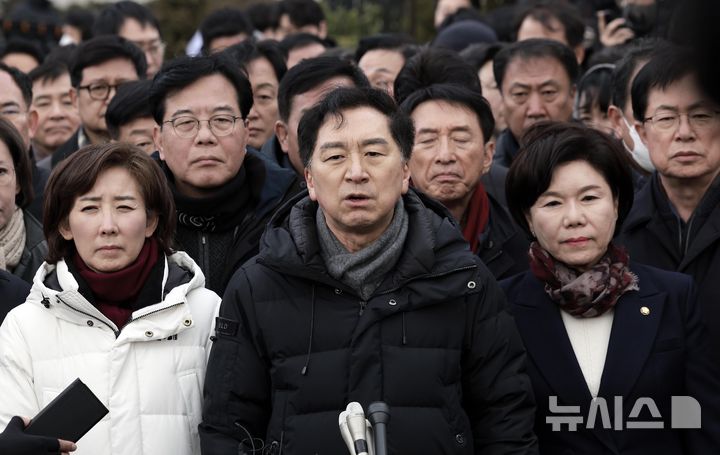 [서울=뉴시스] 정병혁 기자 = 김기현 국민의힘 의원을 비롯한 소속 의원들이 6일 서울 용산구 대통령 관저 앞에 모인 취재진에게 입장을 밝히고 있다. 2024.01.06. jhope@newsis.com