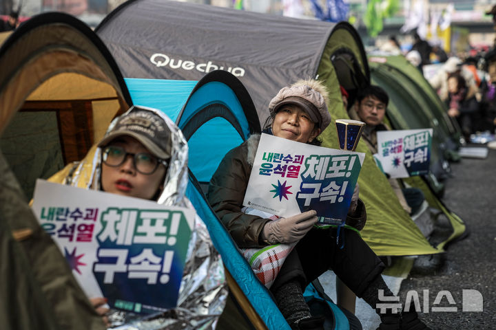 [서울=뉴시스] 정병혁 기자 = 6일 서울 용산구 대통령 관저 인근에서 열린 윤석열 즉각 체포 촉구 긴급행동 집회에서 참가자들이 피켓을 들고 있다. 2025.01.06. jhope@newsis.com