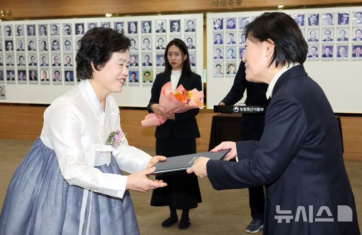 [세종=뉴시스] 강종민 기자 = 송미령 농림축산식품부 장관이 6일 세종시 정부세종청사에서 대한민국 식품명인으로 지정된 조성애(쌀조청) 명인에게 지정서를 수여하고 있다. 2025.01.06. ppkjm@newsis.com