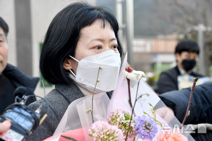 [장흥=뉴시스] 변재훈 기자 = 아버지 존속살해 혐의로 복역 중 24년 만에 재심에서 무죄를 선고받은 김신혜(47·여)씨가 6일 전남 장흥군 용산면 장흥교도소에서 석방 직후 취재진 질문에 답하고 있다. 김씨는 다량의 수면제 탄 술을 마시게 해 아버지를 살해한 뒤 유기한 혐의로 무기징역이 확정돼 복역하다 이날 재심 재판에서 무죄가 선고돼 풀려났다. 2025.01.06. wisdom21@newsis.com