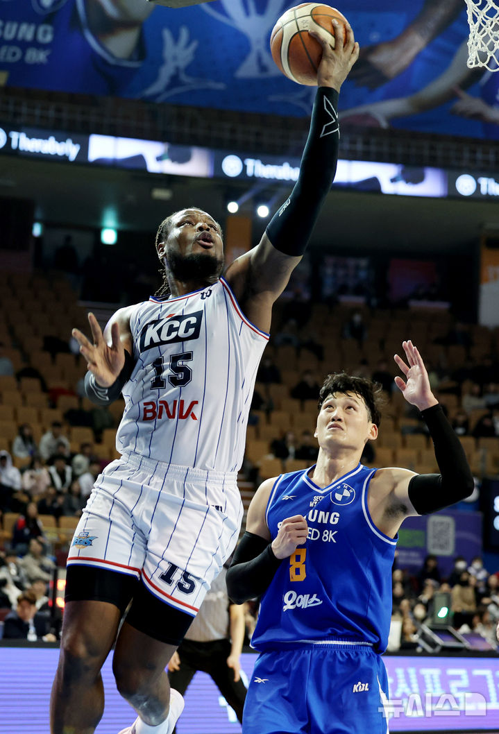 [서울=뉴시스] 김진아 기자 = 6일 서울 송파구 잠실실내체육관에서 열린 2024-2025 KBL 서울 삼성 썬더스와 부산 KCC 이지스의 경기, KCC 디온테 버튼이 슛을 시도하고 있다. 2025.01.06. bluesoda@newsis.com