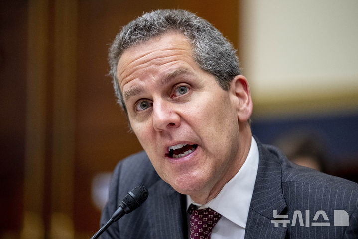 [워싱턴=AP/뉴시스]마이클 바 미국 연방준비제도(Fed·연준)의 이사는 18일(현지 시간) 도널드 트럼프 행정부의 은행감독 규제 완화에 대해 "이러한 압력은 미국민에게 실질적인 위험을 초래할 수 있다"고 밝혔다. 사진은 바 이사가 2023년 3월 29일 워싱턴에서 열린 하원 금융서비스위원회 청문회에서 발언하고 있는 모습. 2025.11.19.