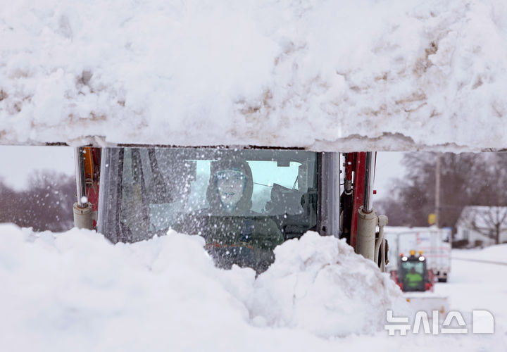 [세인트앤=AP/뉴시스] 6일(현지시각) 폭설이 내린 미국 미주리 세인트앤 한 거리에서 작업자가 제설 중이다. 2025.01.07.