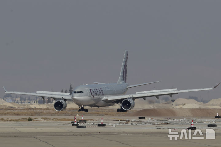 [AP/뉴시스] 7일 카타르항공 소속 비행기가 국제선 민항기로는 임시정부 수립 후 처음으로 시리아 다마스쿠스 공항에 착륙하고 있다.  