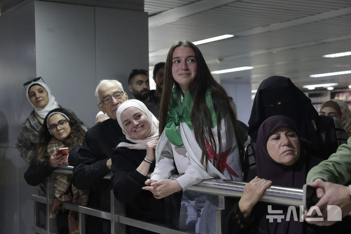 [AP/뉴시스] 카타르 도하에서 첫 국제선이 도착한 다마스쿠스 공항 도착장 모습