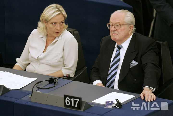 [AP/뉴시스] 2009년 장마리 르펜이 같은 유럽의회 의원인 딸 마린 르펜과 함께 프랑스 스트라스부르 소재 의회 의사당에 나란히 앉아 있다