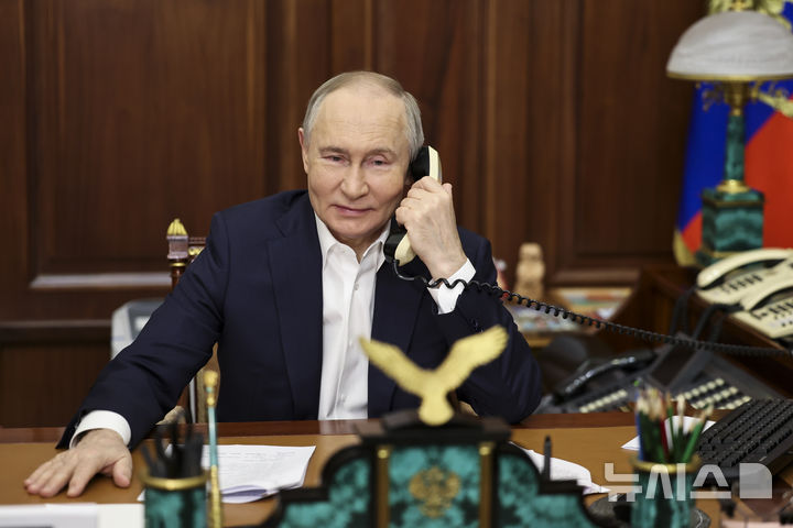 [모스크바=AP/뉴시스] 블라디미르 푸틴 러시아 대통령은 27일(현지 시간) 루이스 이나시우 룰라 다시우바 브라질 대통령이 전화 회담을 가지고 도널드 트럼프 미국 대통령 취임 등 세계 정세에 대해 의견을 교환했다. 사진은 푸틴 대통령이 러시아 성탄절인 지난 7일 모스크바 크렘린궁에서 자선 캠페인의 일환으로 러시아가 통제하는 우크라이나 도네츠크 지역에 거주하는 15세 소녀 아리나 포르칼과 통화하고 있는 모습. 2025.01.28.