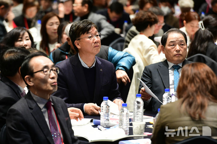 [안산=뉴시스]이민근 안산시장(앞 테이블 왼쪽 두 번째)이 2024년 11월14일 열린 시민동행위원회 대토론회에서 발표자의 의견을 경청하고 있다.(사진=안산시 제공)2025.01.07.photo@newsis.com