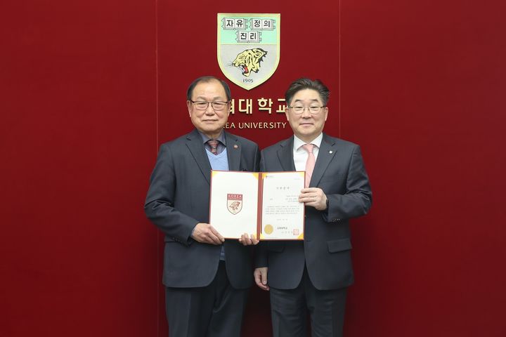 고려대가 6일 본관 총장실에서 '라성정형기재단, 고려대 공과대학 장학금 기부식'을 개최했다. (사진=고려대 제공) *재판매 및 DB 금지