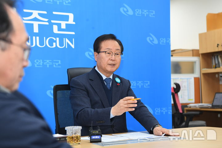 [완주=뉴시스] 유희태 완주군수가 7일 신년 기자간담회에서 글로벌 수소도시 도약 등 공약 달성을 위해 전력을 다하겠다는 각오를 밝히고 있다. 2025.01.07 *재판매 및 DB 금지