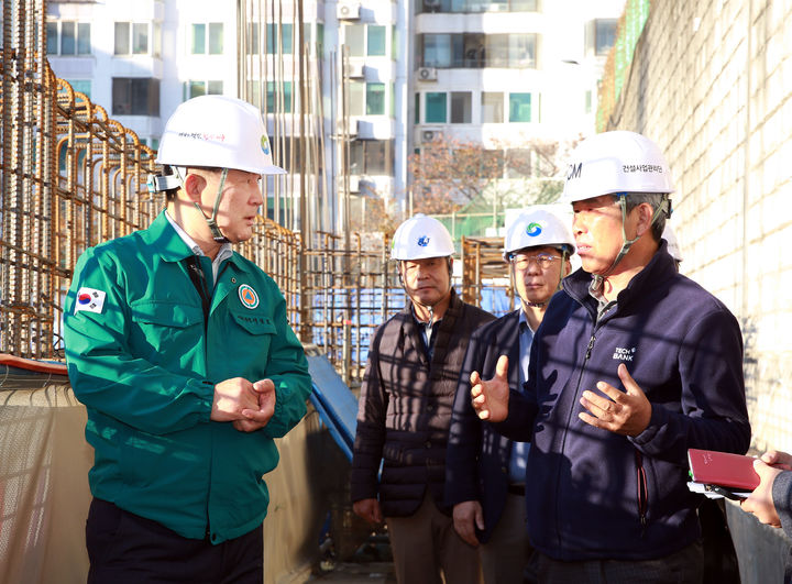 [대전=뉴시스] 서철모(왼쪽) 대전 서구청장이 관내 사업현장을 살펴보고 있다. (사진=서구청 제공) 2024.01.07. photo@newsis.com *재판매 및 DB 금지