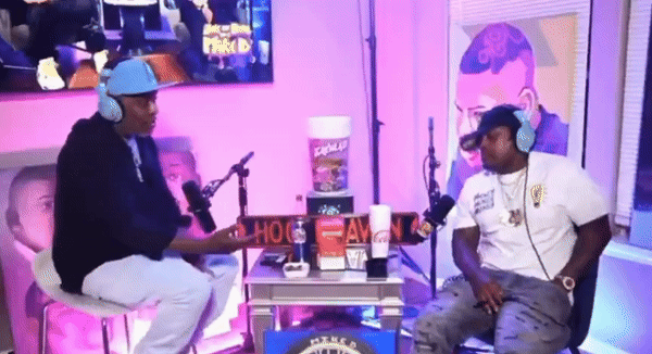 [서울=뉴시스] 7일(현지 시각) 힌두스탄 타임스 등 외신 보도에 따르면 최근 한 유튜브 생방송에서 텍사스 출신 래퍼 '2로우(2 Low, 46)'는 '인생의 선택'에 대해 인터뷰하던 중 실수로 총을 다리에 쏠 뻔한 모습이 공개됐다. (사진=힌두스탄 타임스 갈무리) 2025.1.7. photo@newsis.com *재판매 및 DB 금지